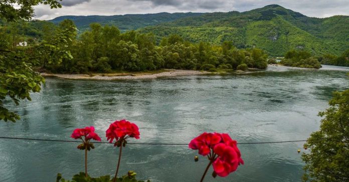 srbija reka drina odmor leto