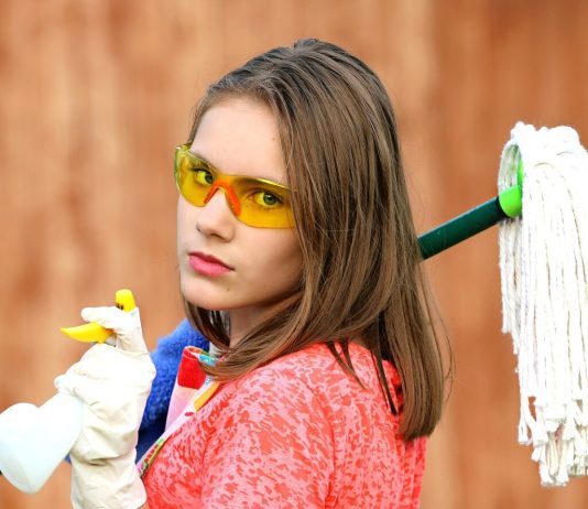 devojka sa opremom za čišćenje