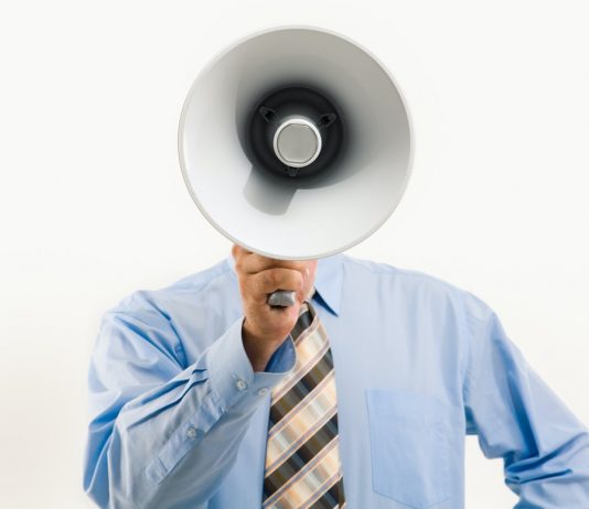 čovek-priča-na-megafon