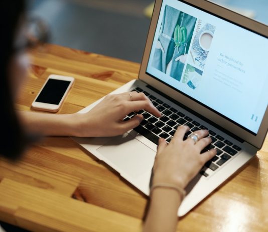 devojka-za-računarom