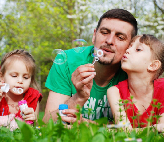 Gde na odmor u Srbiji deca-se-igraju-s-ocem