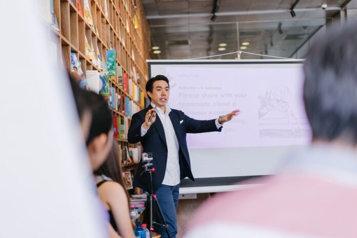 Kako se nositi sa ljudima koji misle da sve znaju covek-drzi-predavanje