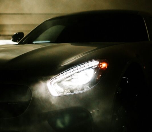 osvetlite drum pred sobom